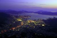 山頂から眺める市街地の夜景