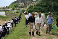 地域住民と中学生による苗の植え付け活動