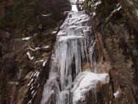 氷結した玉すだれの滝