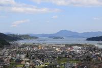 安浦の街並みと三津口湾