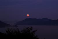 上蒲刈島の上空に浮かぶ満月