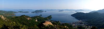 山頂から眺める瀬戸内の島々と倉橋の街並み