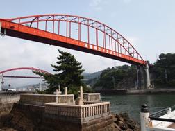 伝清盛塚と音戸大橋