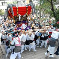 石段を上る「ちょうさい」（写真提供：吉浦まちづくり委員会）