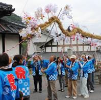 地区を練り歩く藁の大蛇