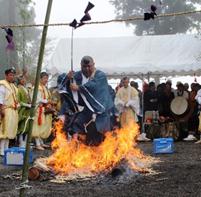 炎の中を渡る山伏（写真提供：安浦町まちづくり協議会）