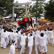 神輿とだんじりの激しいぶつかり合い