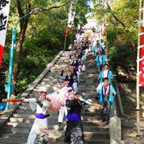 八剱神社の石段を下りる奴行列