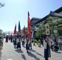 蘭島閣美術館前を進む再現行列