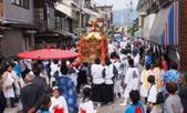 町中を進む神輿行列