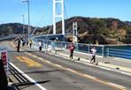 豊島大橋を走る選手