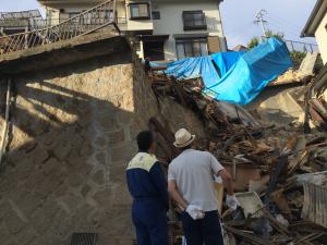 西畑の被災現場で黙とう，現場確認