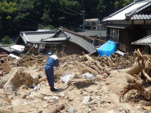 阿賀・冠崎の被災現場で黙とう，現場確認