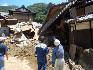 阿賀・冠崎の被災現場で黙とう，現場確認