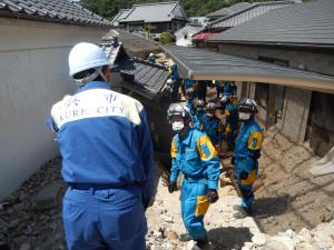 天応大屋川近くの陸上自衛隊，広島県警等による土砂搬出作業に対する激励と状況確認