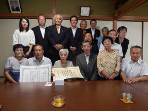 市内での100歳到達者のお祝い訪問