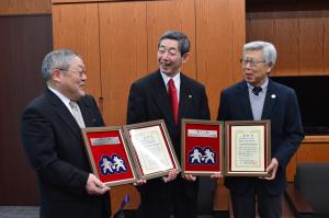 防災まちづくり大賞受賞団体の 土本 敏明 呉市第５地区まちづくり委員会会長，松田 政和 呉昭和自主防災連合協議会会長