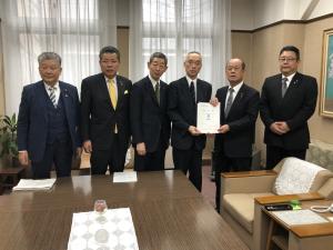 財務省の　太田　充　主計局長