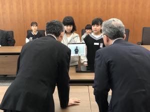 原小学校児童による　AR「阿賀マチアルキ」紹介