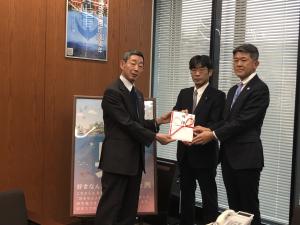 呉市陸上競技協会の　大之木　洋之介　会長，東京海上日動火災保険会社の　天野　正一郎　広島支店長，荒川　誠　呉支社長（支援金の受領）