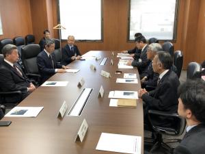 西日本高速道路株式会社中国支社の　小笹　浩司　支社長，京極　靖司　副支社長，富田　貴敏　総務企画部企画調整課長，桑野　修　建設・改築事業部長  和泉　直助　広島工事事務所長（広島呉道路４車線化の整備促進に向けての要望活動）