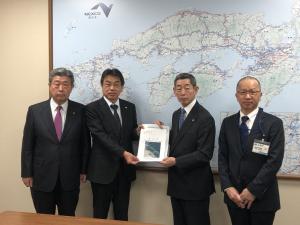 広島呉道路建設促進期成同盟会（準備会）として　西日本高速道路株式会社の　村尾　光弘　取締役常務執行役員，建設事業部の　石川　達也　用地担当部長，大久保　良和　建設課長，細田　英樹　計画設計課長への要望活動