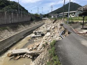 被災した市道東麻畠梶耶線と二級河川中畑川