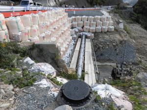 被災した下水道管を仮配管により復旧（国道375号上段原橋）