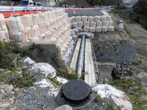 被災した下水道管を仮配管により復旧（国道375号上段原橋）