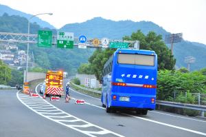 災害時BRTにより呉インターチェンジから広島呉道路に進入するバス