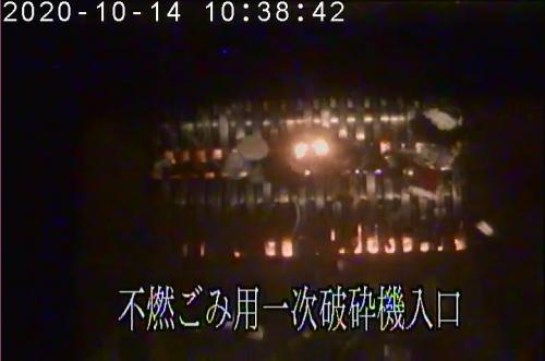 令和２年１０月１４日　午前１０時３８分４２秒　発火後，下のごみが燃えている状況