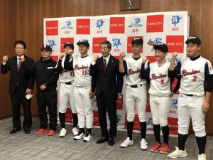 都道府県対抗全日本中学生男子ソフトボール大会に広島県選抜として出場する呉ＹＡＭＡＴＯ ＢＬＡＣＫＳＯＸの選手代表の皆さんほか