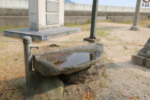 磯神社の舟形石の手水鉢
