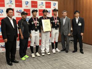 第21回全日本中学生男女ソフトボール大会男子の部で第3位に入賞した「呉YAMATO BLACKSOX」の 土井茂樹 監督，沖藤玲雄磨 主将，横見瀬隼人 副主将，小野寺澄司 副主将。中原明夫 呉市議会議員同席。