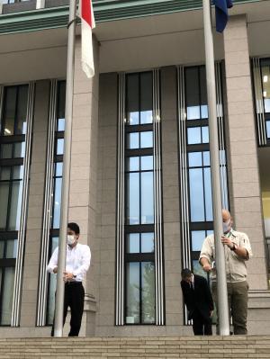 庁舎敷地内掲揚台での 安倍元内閣総理大臣の国葬儀に伴う半旗掲揚で低頭