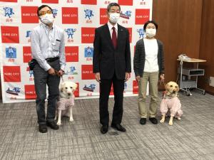 日本盲導犬協会広報・コミュニケーション部の 八巻恭子 管理長，盲導犬ユーザーの 高義和 さん，弓場美香 さん ほか