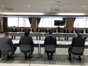 幹線道路期成同盟会会長として 国土交通省中国地方整備局広島国道事務所の 神田忠士 所長への 令和５年度道路関係予算に関する要望活動02