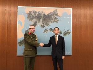 在日ニュージーランド大使館付国防武官の ポール・ドラギスヴィチ 陸軍大佐，ニュージーランド海軍アオテアロア艦長の デイヴ・バー 海軍中佐