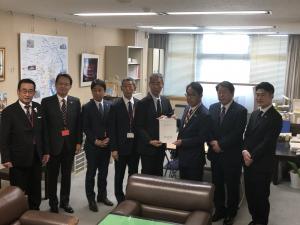 街路関係事業に係る広島県要望団として 国土交通省都市局の 天河宏文 局長への要望活動	01