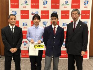 ヒロシマＭＩＫＡＮマラソン５ｋｍに初挑戦・完走した全盲の 河本サジン さん，伴走者の 山口勝久 さん ほか