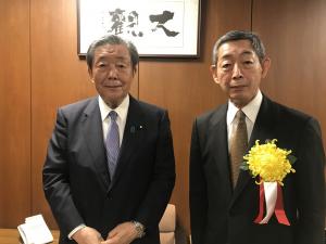 自由民主党の 森山裕 選挙対策委員長（全国治水砂防協会会長として）