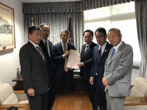 広島県漁港協会会長として 自由民主党広島県支部連合会の 冨永健三 幹事長 ほかへの要望活動01