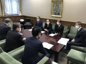 旧軍港市振興協議会副会長として 財務省の 茶谷栄治 事務次官，嶋田俊之 理財局次長，八幡道典 主計局総務課長 ほかへの要望活動02