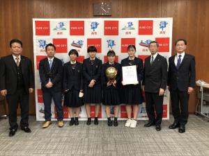 「Softbank ウインターカップ2022 令和4年度 第75回全国高等学校バスケットボール選手権大会」に出場する 学校法人清水ヶ丘学園清水ヶ丘高等学校女子バスケットボール部の 小原健太 監督と選手の皆さん。中原明夫 呉市議会議員同席。