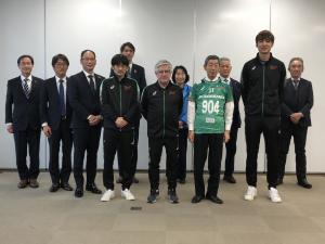 JTサンダーズ広島の ラウル・ルシオ・ロサノ 監督，平野信孝 GM，小野寺太志 主将 ほか。日本たばこ産業株式会社広島支社の 吉岡浩二 支社長，呉バレーボール協会の 鷹橋照子 会長 ほか同席。