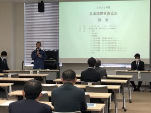 国際交流センター会議室での 呉市国際交流協会総会の冒頭であいさつし退席