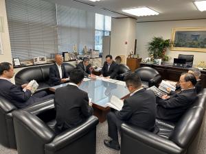 広島県議会の 中本隆志 議長（井手畑隆政 呉市議会副議長，城戸常太 広島県議会議員，犬童英徳 広島県議会議員，坪川竜大 広島県議会議員，神田隆彦 広島県議会議員，相澤孝 広島県議会議員とともに令和6年度広島県予算提案活動）02