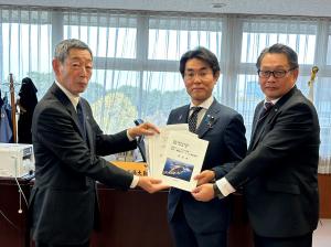 石橋林太郎 国土交通大臣政務官への 阿賀マリノポリス地区複合一貫輸送ターミナル，主要地方道呉平谷線他の整備に関する要望活動01