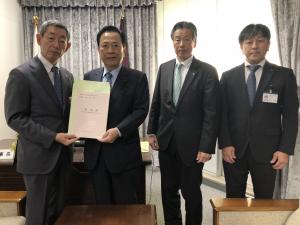 広島県漁港協会会長として 自由民主党広島県支部連合会の 冨永健三 幹事長への要望活動01