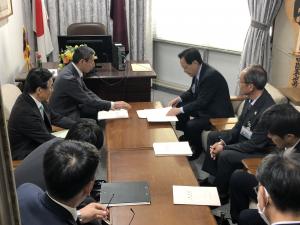 広島県漁港協会会長として 自由民主党広島県支部連合会の 冨永健三 幹事長への要望活動02